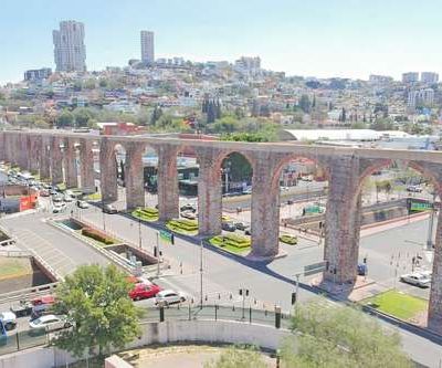 Activistas-en-Queretaro-protestan-por-el-consumo-de-agua-de-data-centers-en-el-300-aniversario-del-Acueducto
