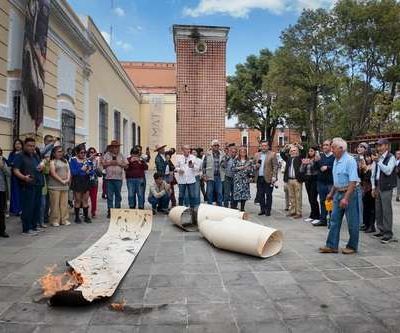 Pintor-tlaxcalteca-quema-una-obra-en-protesta-por-la-falta-de-apoyos-culturales