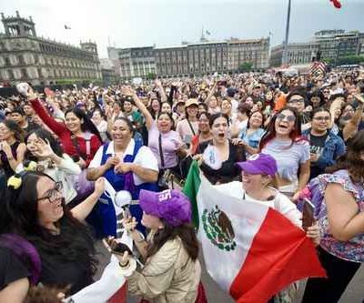 BTS-saluda-a-sus-seguidores-desde-un-balcon-de-Palacio-Nacional-junto-a-Claudia-Sheinbaum