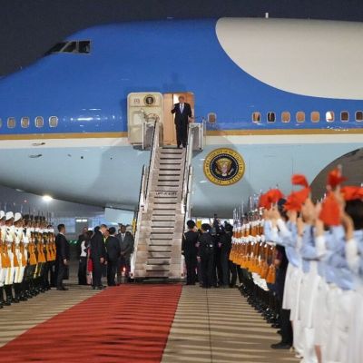 Donald-Trump-llega-a-Pekin-para-una-cumbre-con-Xi-Jinping