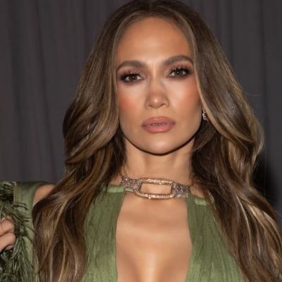Jennifer-Lopez-deslumbra-con-un-vestido-verde-olivo-y-escote-profundo-en-la-gira-de-prensa-de-Office-Romance