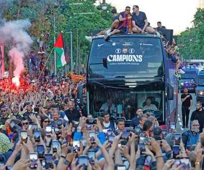Lamine-Yamal-ondea-la-bandera-palestina-en-la-rua-de-celebracion-del-Barcelona