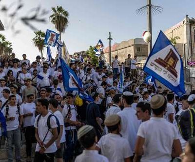 Marcha-de-Jerusalen-ultranacionalistas-corean-muerte-a-los-arabes-y-Ben-Gvir-iza-la-bandera-en-Al‑Aqsa