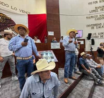 Productores-de-frijol-toman-la-tribuna-del-Congreso-de-Zacatecas-y-exigen-auditoria-a-centros-de-acopio