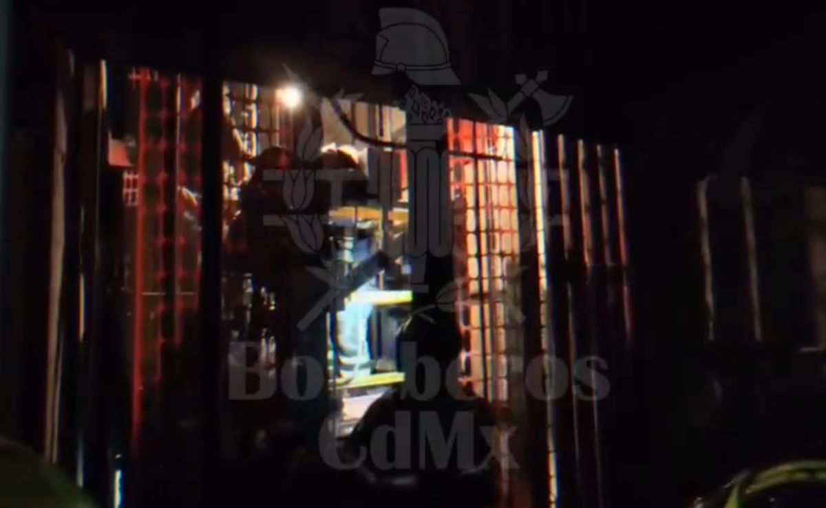 Rescatan-a-cuatro-personas-atrapadas-en-un-elevador-de-la-Torre-Latinoamericana-no-hay-lesionados