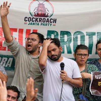 Partido-de-las-Cucarachas-sale-a-las-calles-en-Nueva-Delhi-y-exige-la-renuncia-del-titular-de-Educacion