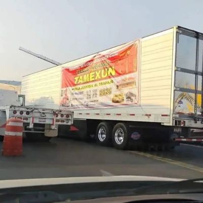 Transportistas-de-Tamexun-bloquean-la-Mexico–Queretaro-en-Tepotzotlan-exigen-reapertura-de-restaurantes-clausurados